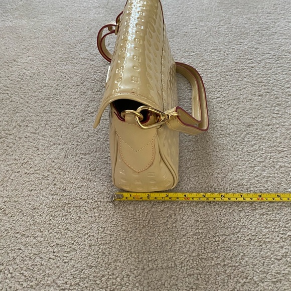 Arcadia cream/beige patent leather crossbody bag - Picture 9 of 13